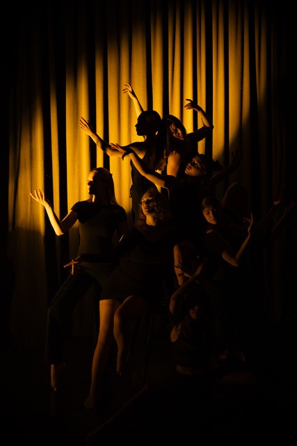 Lavalla nähdään kahdeksan tulevaa sirkusammattilaista.