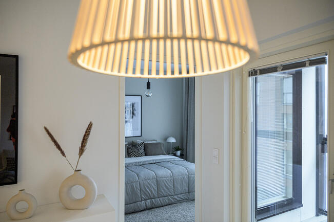 Lattialämmitys mahdollistaa suuret ikkunat, koska pattereita ei tarvita. 