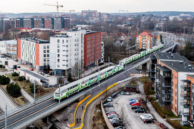 Kirjoittaja on huolissaan raideinvestointien kustannuksista.