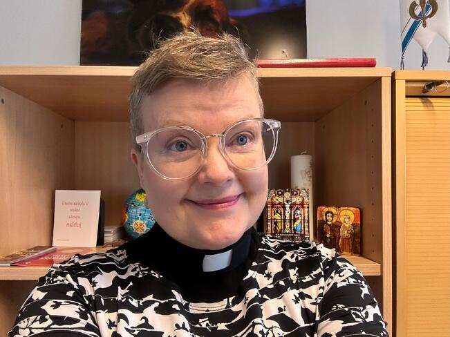 Mia Pusa kertoo kirkon olevan “puolivälitilassa”, koska kirkolliskokous ei ole halunnut virallistaa sateenkaarivihkimisiä.