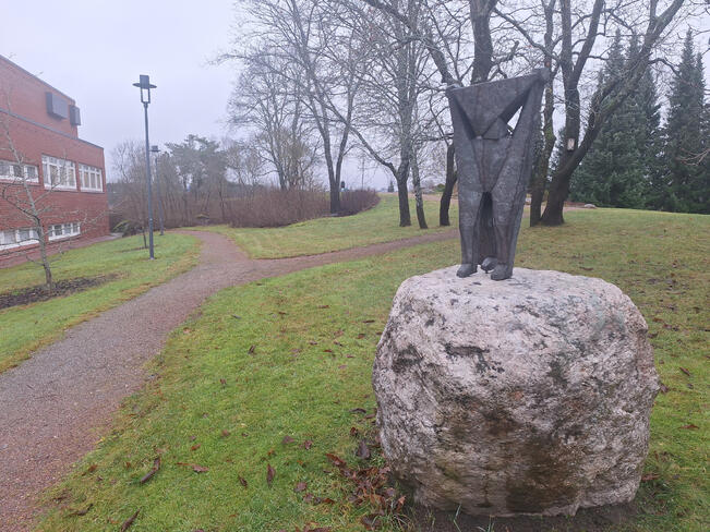 Uho on yksi monista Raision kaupungintalon liepeillä olevista taideteoksista. 