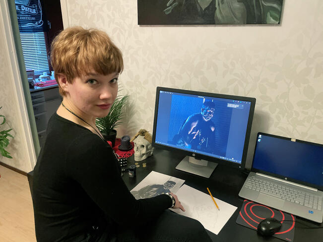 Jessica Kauppinen on täysin itseoppinut piirtäjä, ja on tietoisesti ollut toistaiseksi opiskelematta alaa.