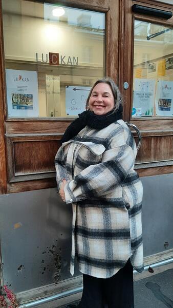 Pokkaruotsi -hankkeen vetäjä Maria Olin Luckanin ulko-ovella. 