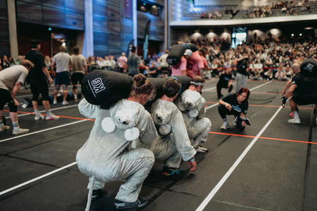 Crossfitin joukkuekisassa tarvitaan voiman lisäksi yhteishenkeä. 