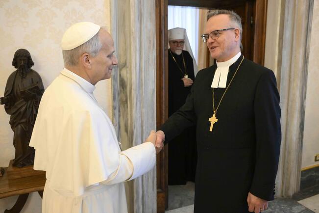 Paavi Leo XIV ja arkkipiispa Tapio Luoma.