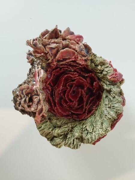 Pienveistoksissa taiteilija kuvittaa muun muassa tunnetiloja.