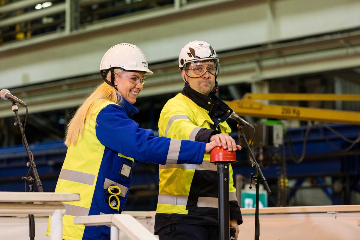 Meyer Turun projektipäällikkö Noora Maunila ja Royal Caribbeanin projektipäällikkö Janne Auvinen käynnistävät Icon 5 aluksen tuotannon.