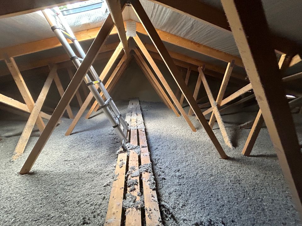 Rivitalon yläpohja, jossa oikeaoppisesti palo-osastoiva seinä huoneistojen rajalla ja tiiviisti ylös vesikattoon asti.
