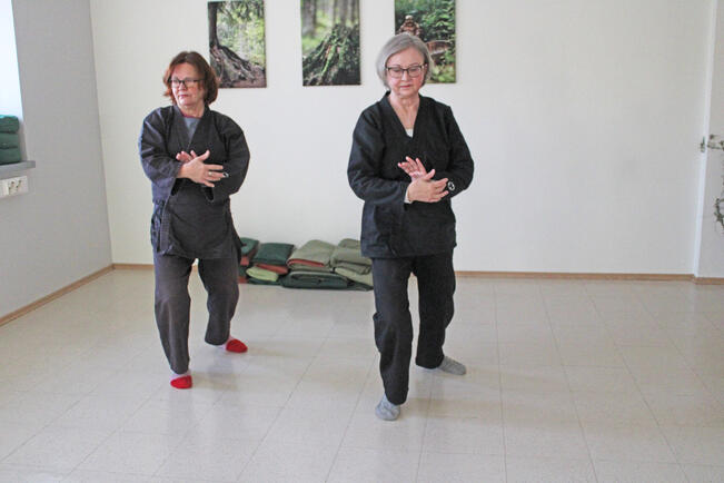 Studio Reinun perustajat Anne Suomi ja Anne Lamminpää rauhoittavat myös hermostonsa taijin rauhoittavien liikkeiden parissa. 