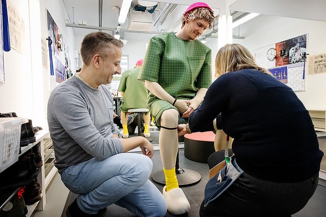 Markus Ilkka Uolevin esittämää Pinokkio-hahmoa tekemässä teatteriompelija sekä puvut ja lavastuksen suunnitellut Jani Uljas. 