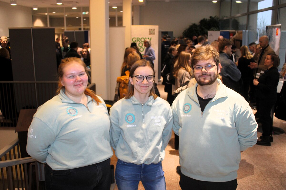 Turun yliopiston tekniikan alan opiskelijat Saara Mäkelä (vas.), Jenny Huhtinen ja Oscar Boucht pitävät rekrytointitapahtumaa hyvänä mahdollisuutena päästä keskustelemaan matalalla kynnyksellä suoraan työtä tarjoavien yritysten kanssa.