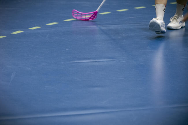 Kupittaan palloiluhallin matto-ongelmat olivat ilmeisiä 25. tammikuuta. Kaupunki ei ollut huolehtinut mattoa pelikuntoon, vaan TPS:n taustahenkilöt joutuivat teippaamaan sitä ennen ÅIF-ottelua. 