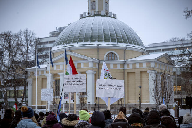 Kauppatorilla jörjestettiin 15. tammikuuta mielenosoitus, jossa tuomittiin Iranin nykyinen hallinto.