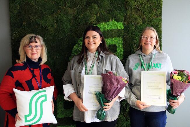 Kouluttaja Inna Ahlqvist (vas.) kävi jakamassa diplomit Rasekon puolesta Turun Osuuskaupan HR-asiantuntija Ulla Kekkoselle ja osaamisen kehittämisen päällikkö Ami Kalliomäelle.
