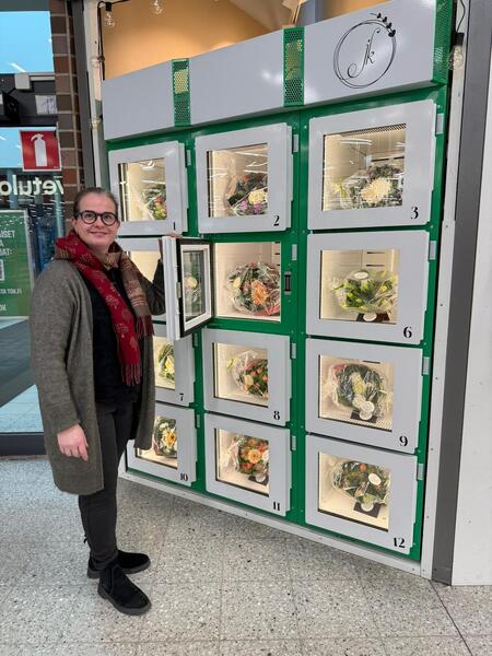 Jenny Hentula ja kukka-automaatti.