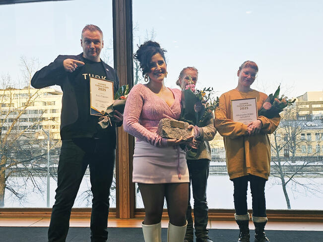 Vuoden turkulainen -äänestyksen kolmen kärki. Vasemmalta toimittaja Kalle Talonen, äänestyksen voittanut yksityiskokki Aram Behbodi ja Aikamatka 20360 -yhteisötaideteosta edustaneet projektikoordinaattorit Pia ja Sophia Bartsch.