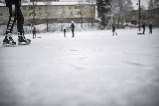 Talvilomaviikolla voi luistella tekojäillä ja luonnonjäillä.