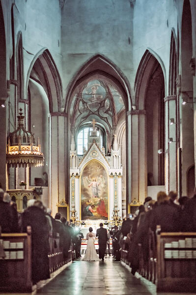 Vihkiparit voivat jättää vihkiaikatoiveita Turun ja Kaarinan kirkkoihin kesälle 2027. 