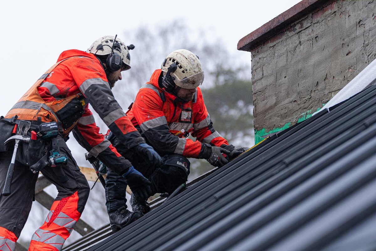 Erityisen riskialttiita sään aiheuttamille tuhoille ovat 1960-luvun tasakattoiset talot sekä 1970–1990-luvun talot, joissa aluskate on huonolaatuinen tai sitä ei ole lainkaan.