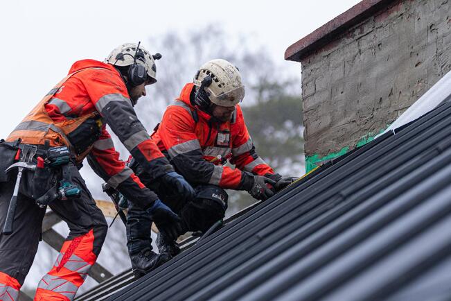 Erityisen riskialttiita sään aiheuttamille tuhoille ovat 1960-luvun tasakattoiset talot sekä 1970–1990-luvun talot, joissa aluskate on huonolaatuinen tai sitä ei ole lainkaan.