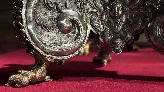 Yksityiskohta Christina Hornin Tuomiokirkolle lahjoittamasta kynttilänjalasta vuodelta 1654.