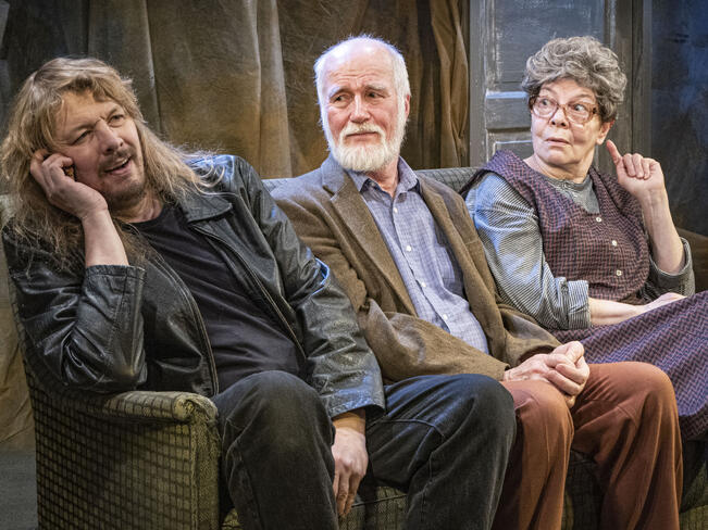 Kai (Juha Nordman), Hamed (Tero Hakkarainen) ja Äite (Leila Koivisto).