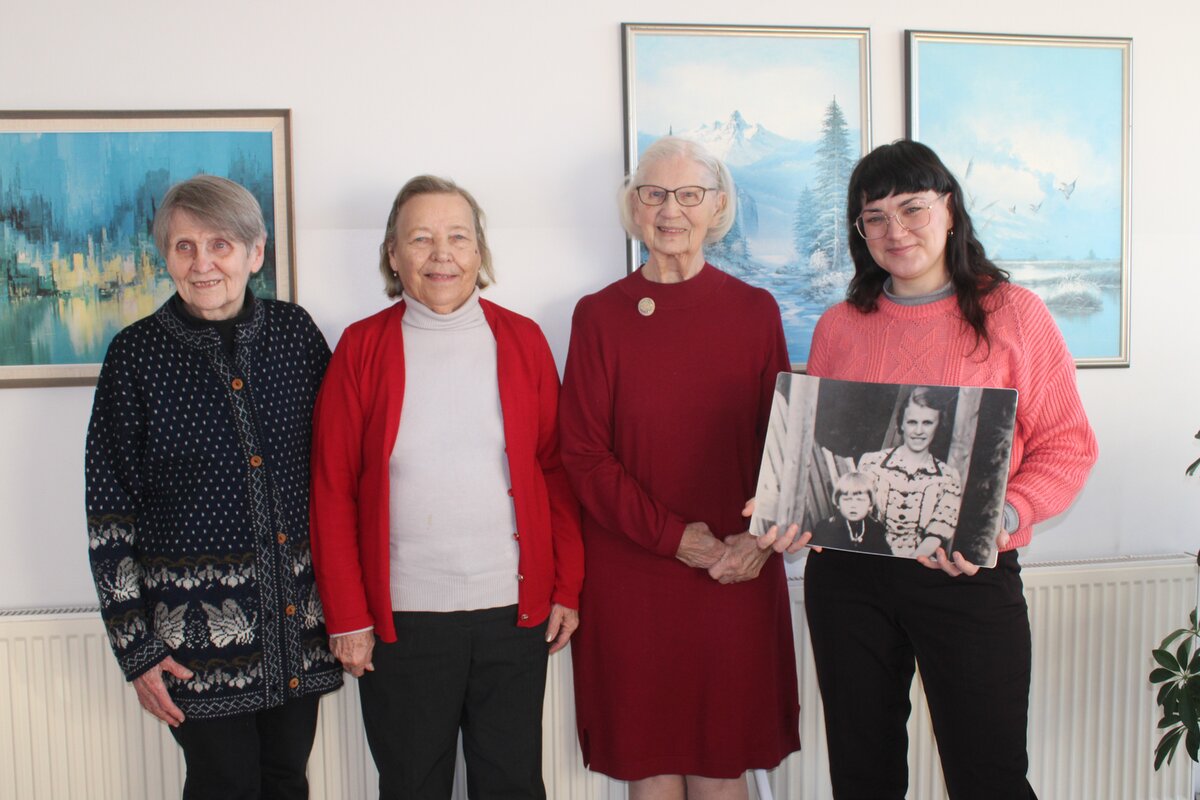 Päivi Eskola (vas.), Raili Atosuo, Maija Niemi ja Alisa Salonen toteavat, että valokuvien herättämät tarinat osoittavat, että koettuna on paljon hyvää elämää. Heistä on kiva tuoda ne teatterinlavalle.