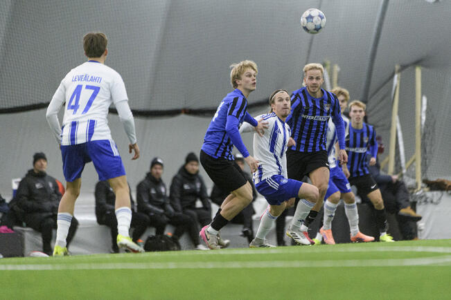 Rasmus Mendolin (keskellä). 