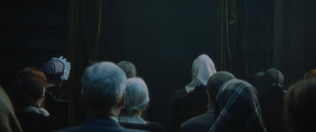 Elokuva sijoittuu Turkuun vuoteen 1823 ja vie katsojan suljettuun saliin, jossa yleisö on kokoontunut todistamaan uudenlaista näytöstä. 