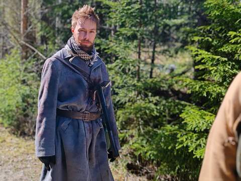 Lyhytelokuva Last Convoyn kuvauksissa Elias Goller sai rekvisiitta-kirveestä rintaansa ja hänet pudotettiin hevosen selästä vaijereilla. Elokuvan ohjasi Esa Jussila.