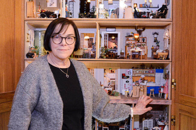 Eija Luoto on harrastanut nukkekoteja kaksikymmentä vuotta. Liinavaatekaappiin on rakennettu useamman asukkaan kerrostalo.