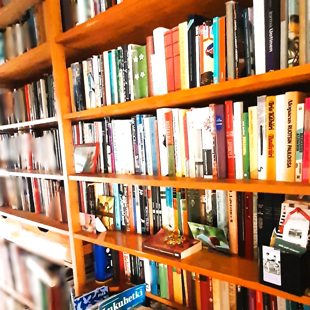 Kirjoja saa laittaa sekajätteeseen vain jos ne ovat täysin likaantuneita.