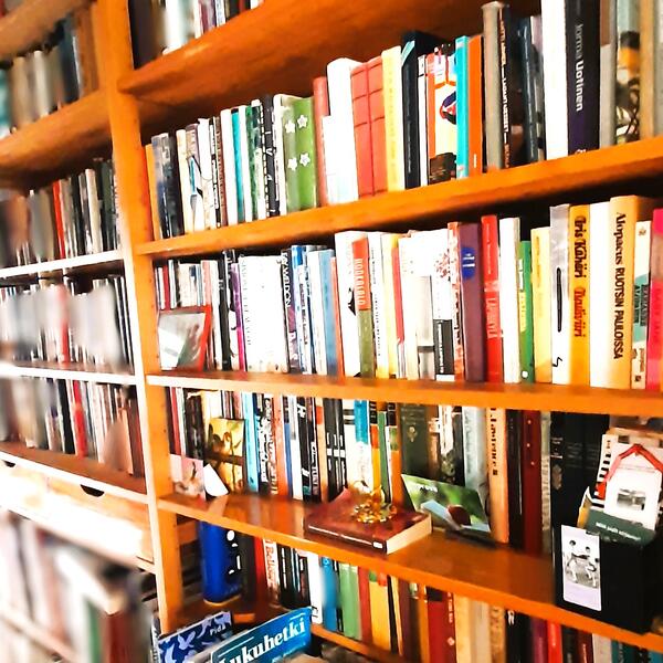 Kirjoja saa laittaa sekajätteeseen vain jos ne ovat täysin likaantuneita.