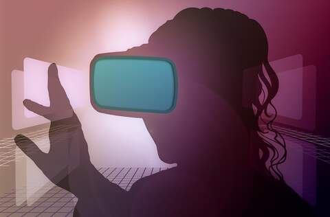 Raisiossa on mahdollisuus tutustua VR-peleihin Kirjastosalin ryhmätyötilassa.