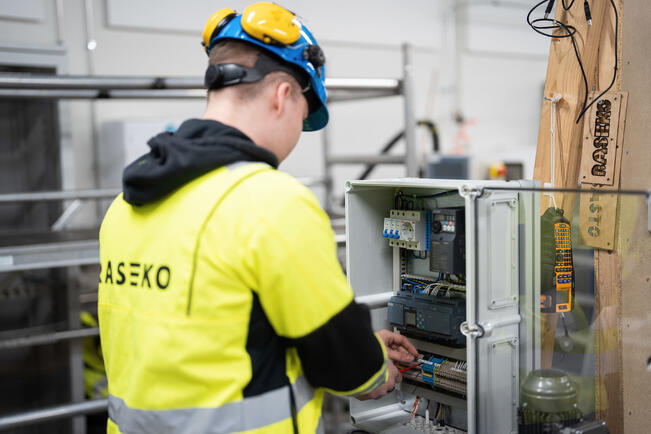 Rasekolla ottaa sähkö- ja automaatioalalle yhden ryhmän aiempaa enemmän. 