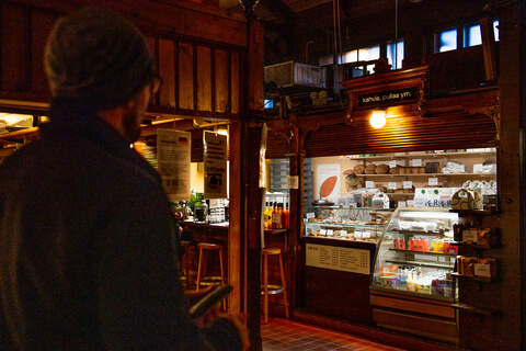 Turkuseura juhlistaa Kauppahallin 130-vuotista taivalta julkaisemalla Suomen Turku – Åbo vår stad -lehden, jonka teemana on Turun kauppahalli.