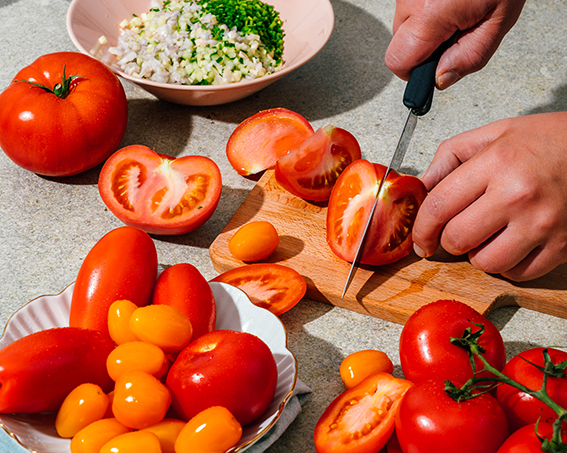 Tomaatit sisältävät runsaasti C-vitamiinia.