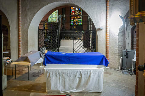 Kaarina Maununtytär lepää sinisen kankaan alla, Kankaisten kappelin edustalla. 