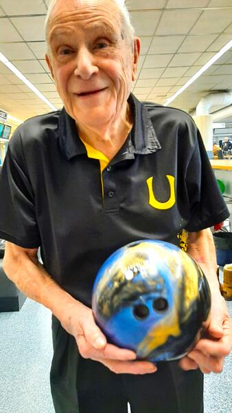 – Otin keilapallon käteeni vuonna 1955, ja siinä se on lujasti pysynyt, sanoo Matti Halme. 