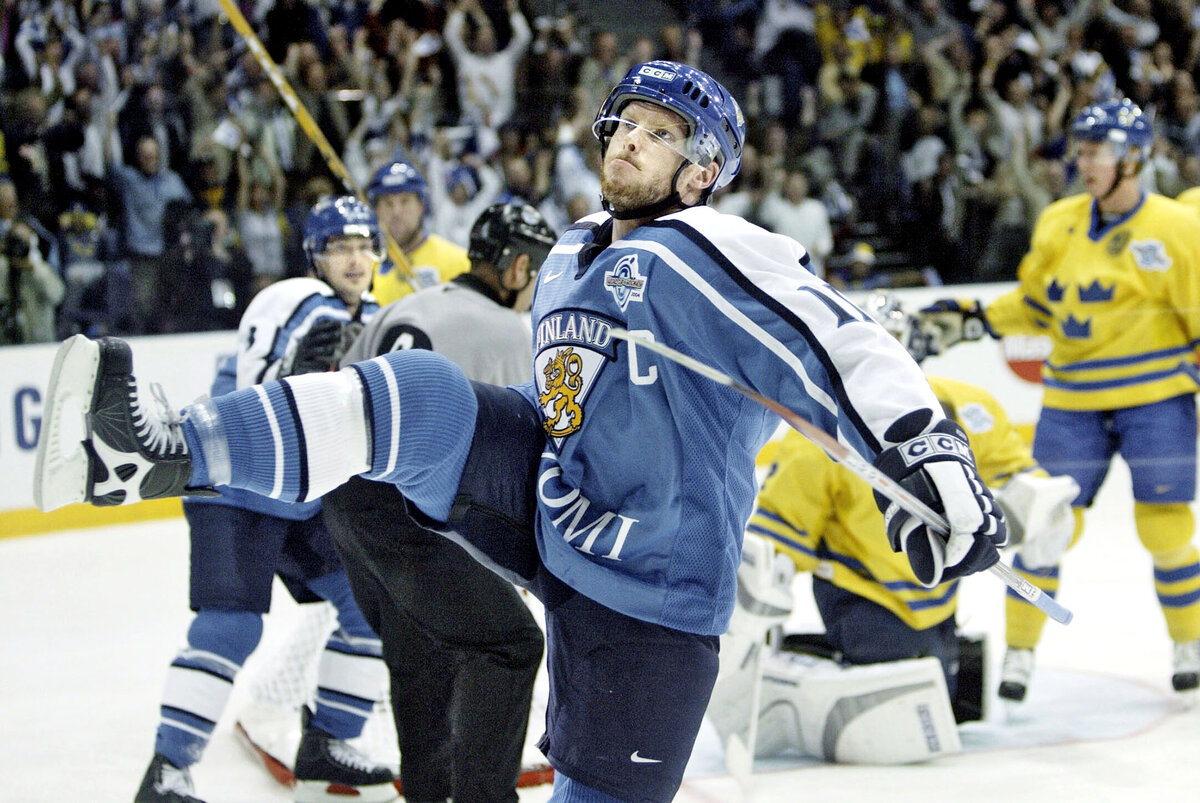 Saku Koivu voitti urallaan neljä olympiamitalia, mutta silti helposti Koivu ja olympialaiset tuovat monelle ensimmäisenä mieleen Torinossa olympiafinaalin ratkaisuhetkillä katkenneen mailan.