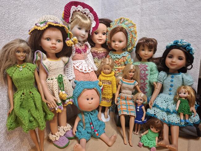 Raision kaupungintalon Galleriassa nähdään maaliskuun ajan paikallista käsityötä, kun esillä on Tatiana Myllärin vuosien varrella virkattuja ja kudottuja nukenvaatteita.