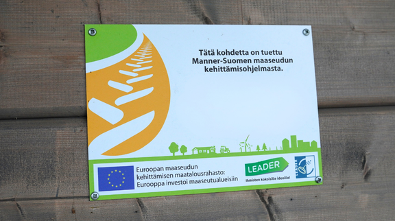Kun tämä kyltti tulee vastaan, tietää olevansa kohteessa, joka on saanut EU:n maaseuturahoitusta kaudella 2014–22. 