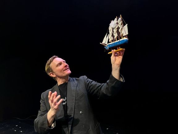 Red Nose Companysta tuttu Tuukka Vasama vie katsojat matkalle rakastetun kirjailijan sielunmaisemaan.  