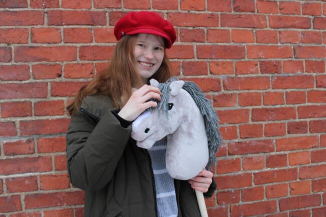 Lasten ja nuorten teatteri- sekä keppihevoskerhoja vetävän Sara Hännisen mukaan merkityksellistä kommunikaatiota on sellainen, että ei keskitytä vain suorituksiin, vaan tutustaan ihmiseen syvemmin sekä kuunnellaan toiveita toiminnan suhteen.