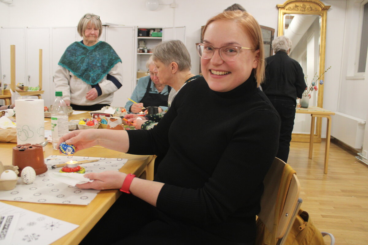 Satu Liljeroos osallistui pääsiäismunia maalaavien vasta-alkajien kurssille, sillä hän oli ihaillut upeita pääsiäismunia näyttelyissä. 