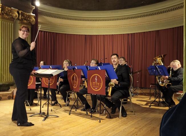 Kapellimestari Sanna Engström (vas.).