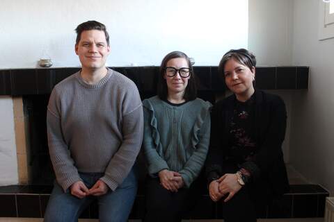 Varhassa lastensuojelun parissa työskentelevät Harri Kerola (vas.), Pia Köpsi ja Piia Kyynäräinen haluavat voida rakentaa luottamusta perheisiin kiireellisten sijoitusten yhteydessä. 