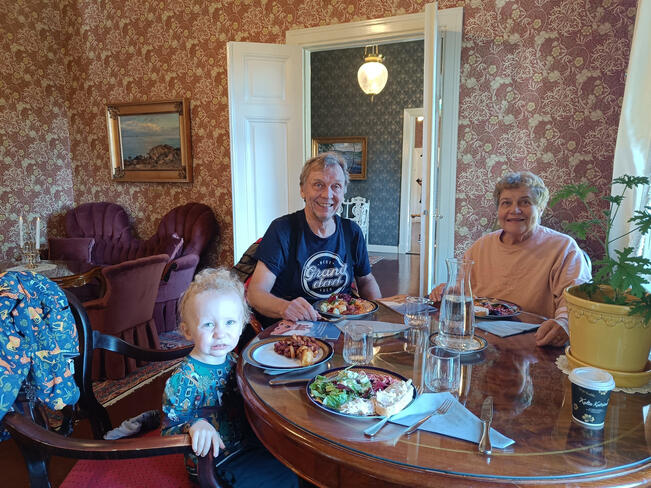 Auvo Heikkilän (kesk.) suvussa on pitkät perinteet nimipäivien juhlinnassa. 