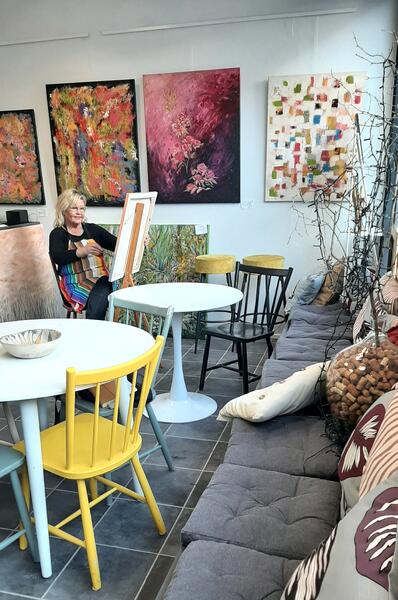 Ursula Roslöfin taidegalleria on viihtymisen ja rauhallisen oleskelun tila, jossa saa kahvia, lämpimiä vohveleita ja jäätelöä.