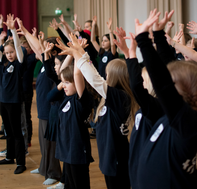 Tutti Frutin kuorolaisia harjoituksissa 28. helmikuuta.